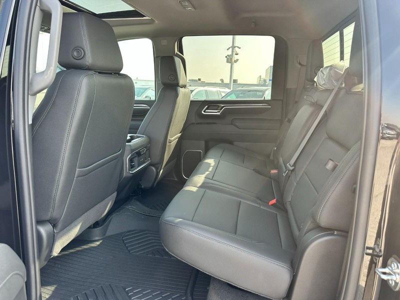 Chevrolet Silverado 2500HD Vehicle Full-screen Gallery Image 4