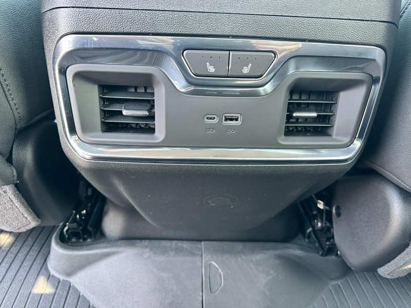 Chevrolet Silverado 2500HD Vehicle Full-screen Gallery Image 5