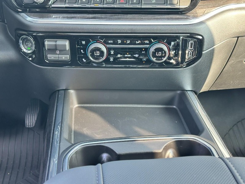 Chevrolet Silverado 2500HD Vehicle Full-screen Gallery Image 10