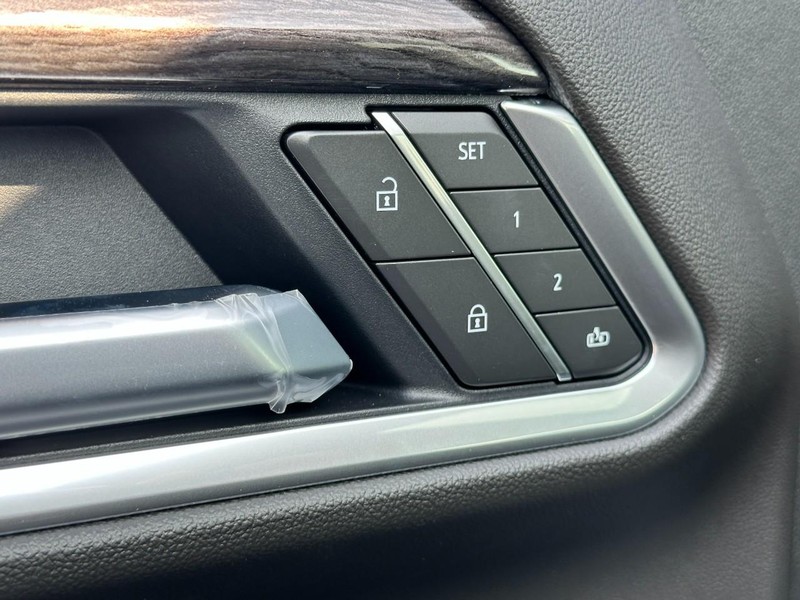Chevrolet Silverado 2500HD Vehicle Full-screen Gallery Image 12