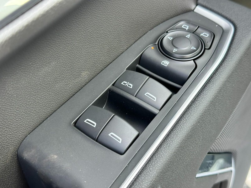 Chevrolet Silverado 1500 Vehicle Full-screen Gallery Image 9