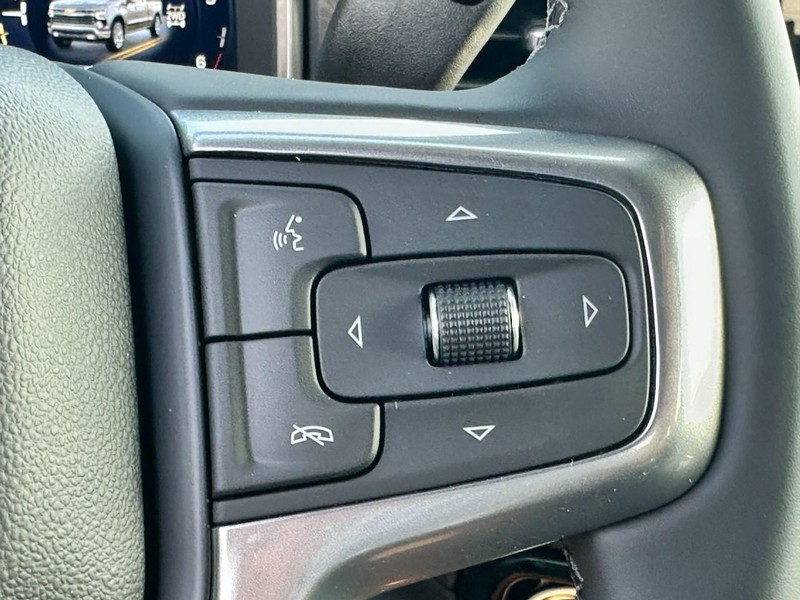 Chevrolet Silverado 1500 Vehicle Full-screen Gallery Image 12