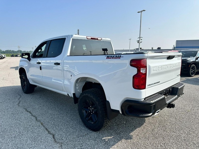 Chevrolet Silverado 1500 Vehicle Full-screen Gallery Image 3