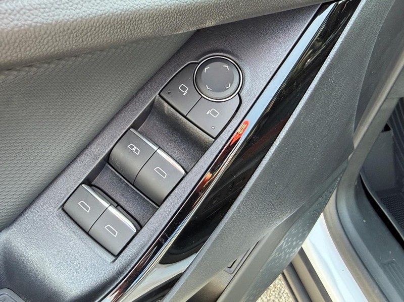 Chevrolet Equinox Vehicle Full-screen Gallery Image 11