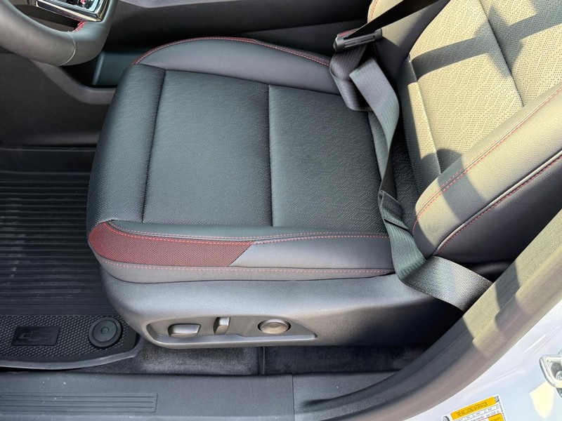 Chevrolet Equinox Vehicle Full-screen Gallery Image 12