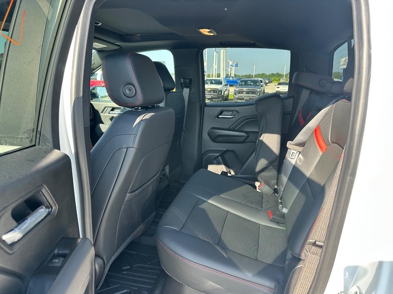 Chevrolet Colorado Vehicle Full-screen Gallery Image 4