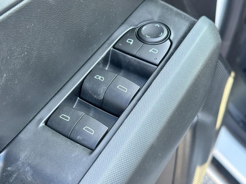 Chevrolet Colorado Vehicle Full-screen Gallery Image 9