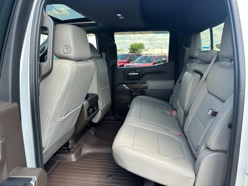 Chevrolet Silverado 1500 LTD Vehicle Full-screen Gallery Image 9