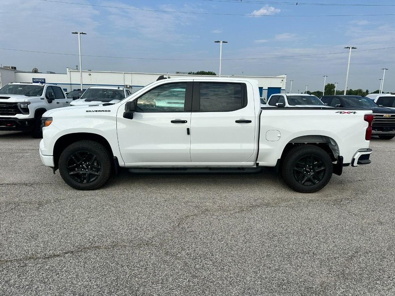 Chevrolet Silverado 1500 Vehicle Full-screen Gallery Image 2