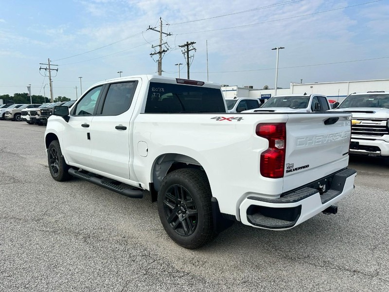 Chevrolet Silverado 1500 Vehicle Full-screen Gallery Image 3