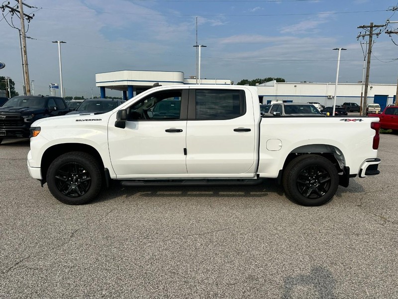 Chevrolet Silverado 1500 Vehicle Full-screen Gallery Image 2