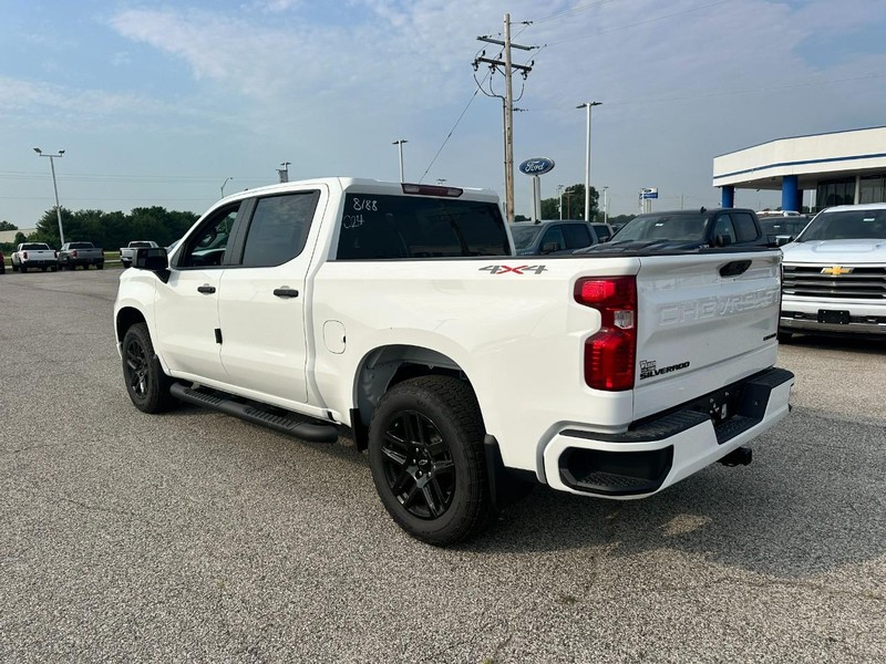 Chevrolet Silverado 1500 Vehicle Full-screen Gallery Image 3