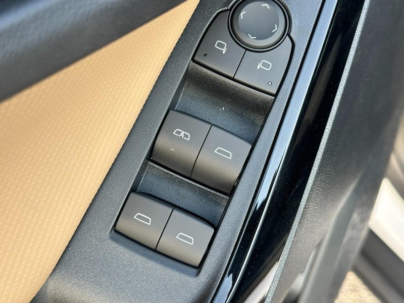 Chevrolet Equinox Vehicle Full-screen Gallery Image 9