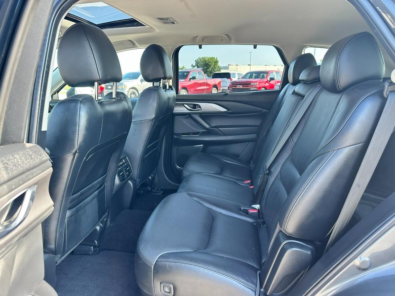 Mazda CX-9 Vehicle Full-screen Gallery Image 10