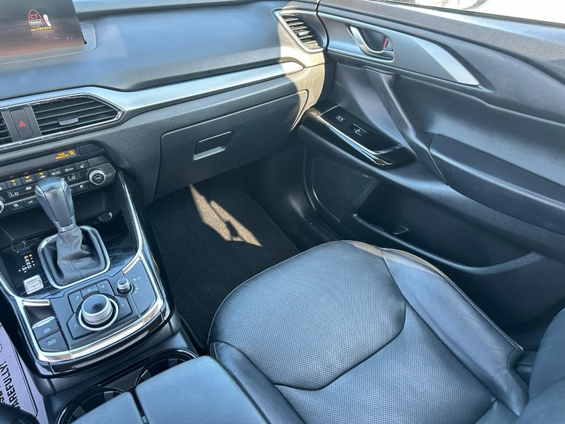 Mazda CX-9 Vehicle Full-screen Gallery Image 18