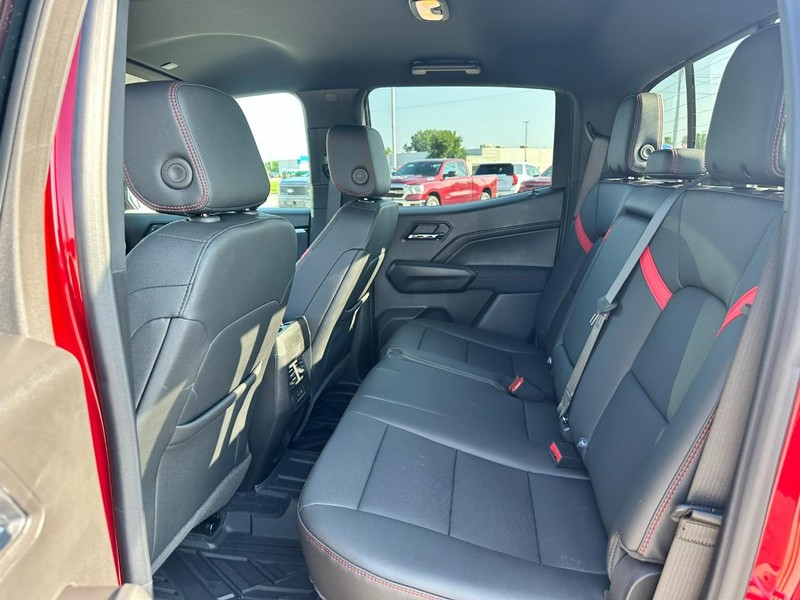 Chevrolet Colorado Vehicle Full-screen Gallery Image 10