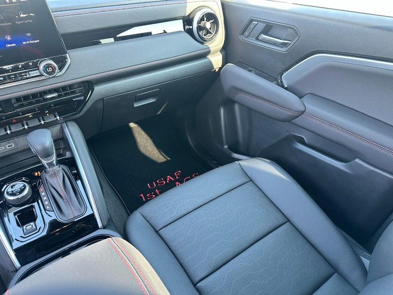 Chevrolet Colorado Vehicle Full-screen Gallery Image 15