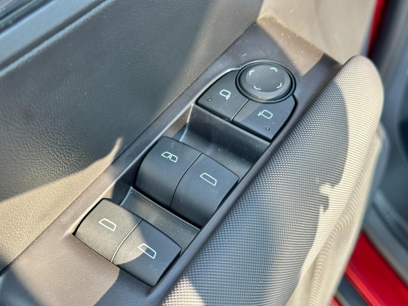 Chevrolet Colorado Vehicle Full-screen Gallery Image 16