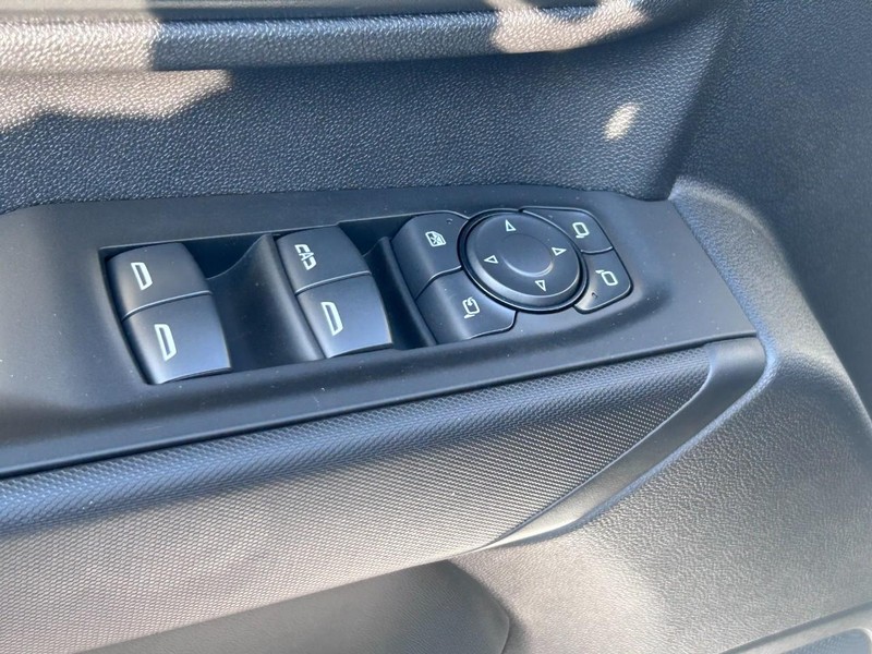Chevrolet Silverado 2500HD Vehicle Full-screen Gallery Image 11