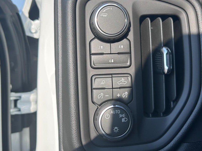 Chevrolet Silverado 2500HD Vehicle Full-screen Gallery Image 13
