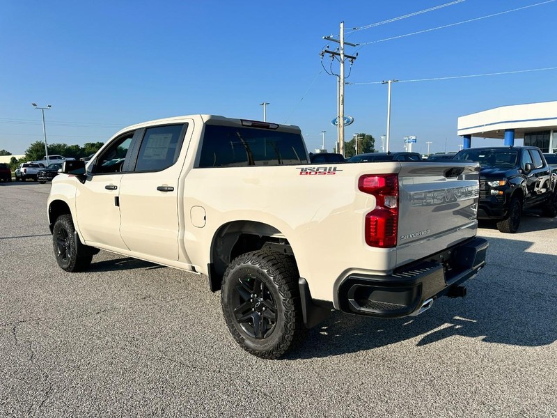 Chevrolet Silverado 1500 Vehicle Full-screen Gallery Image 3