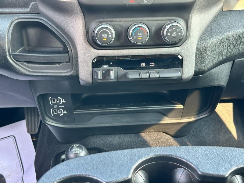 Ram 3500 Vehicle Full-screen Gallery Image 14