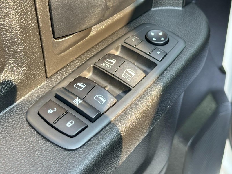 Ram 3500 Vehicle Full-screen Gallery Image 16