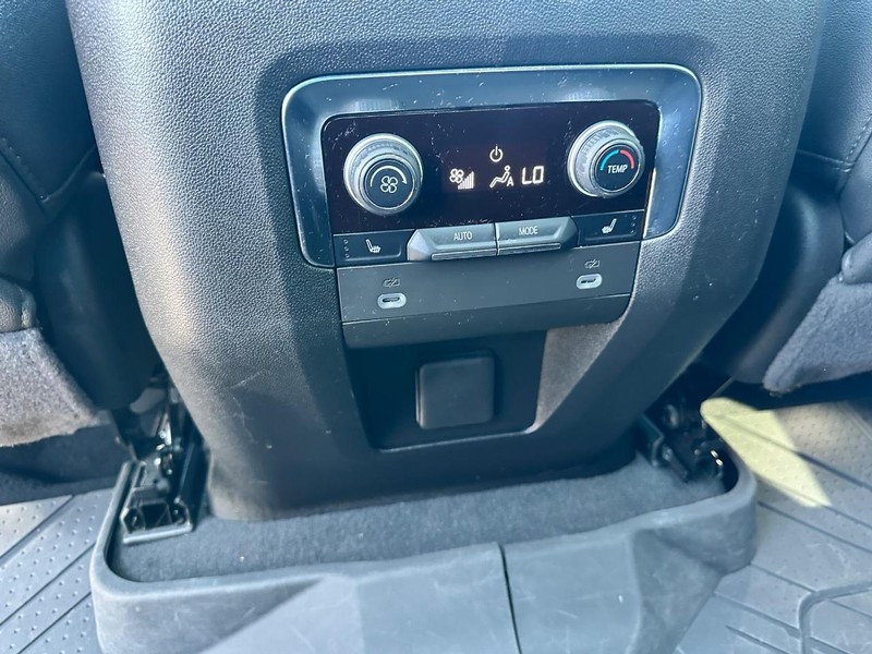 Chevrolet Tahoe Vehicle Full-screen Gallery Image 12