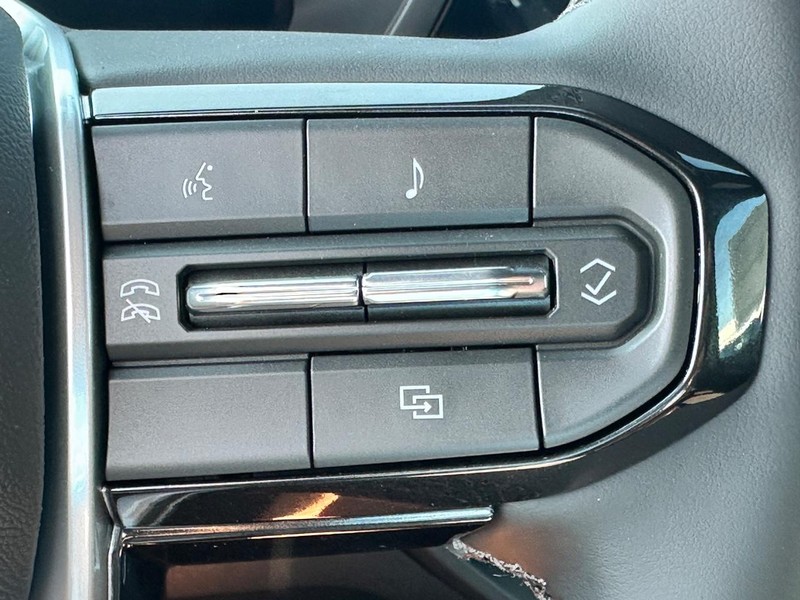 Chevrolet Colorado Vehicle Full-screen Gallery Image 12
