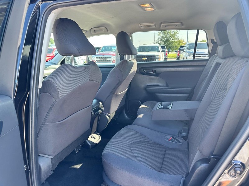Toyota Highlander Vehicle Full-screen Gallery Image 10