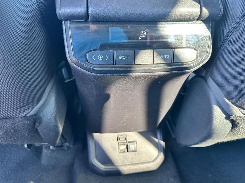Toyota Highlander Vehicle Full-screen Gallery Image 12