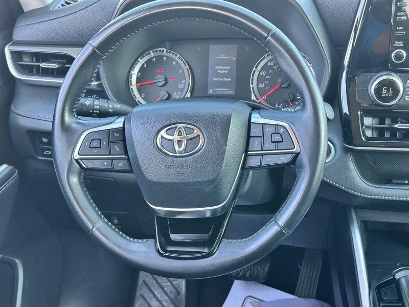 Toyota Highlander Vehicle Full-screen Gallery Image 14