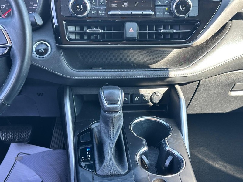 Toyota Highlander Vehicle Full-screen Gallery Image 16