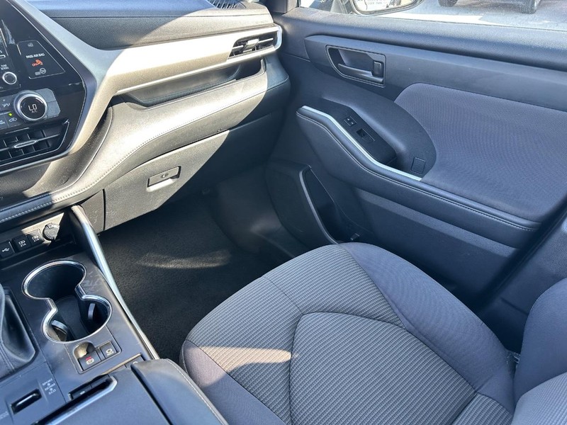 Toyota Highlander Vehicle Full-screen Gallery Image 17