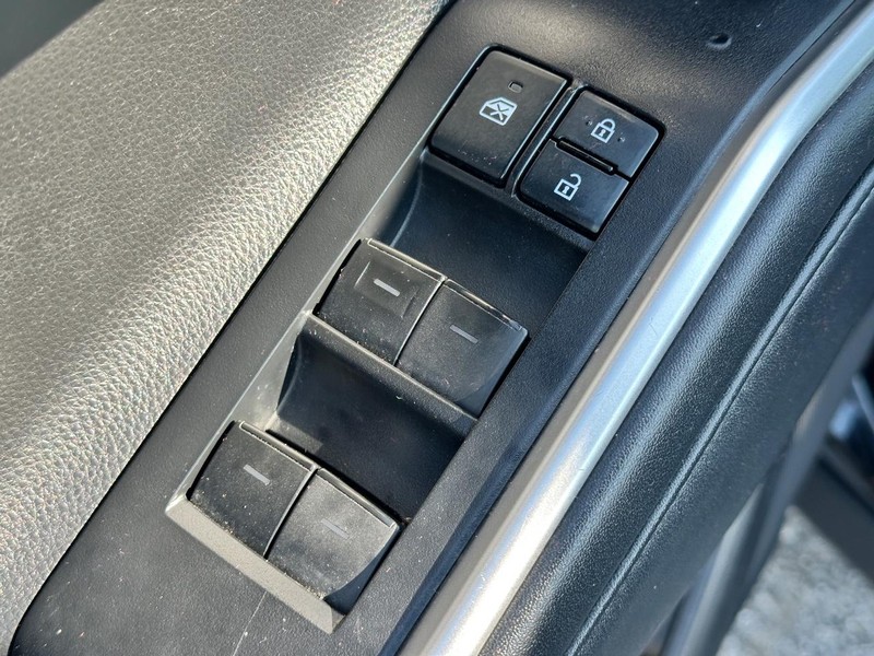 Toyota Highlander Vehicle Full-screen Gallery Image 18