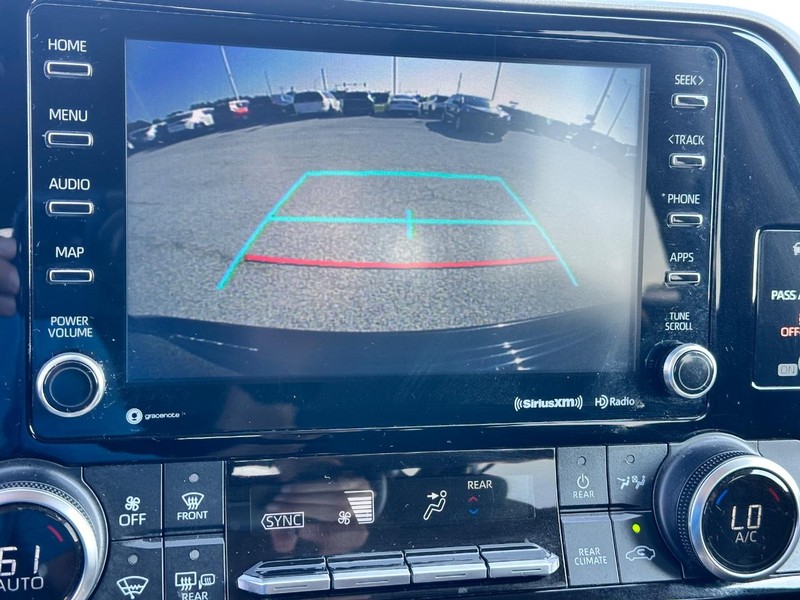Toyota Highlander Vehicle Full-screen Gallery Image 24