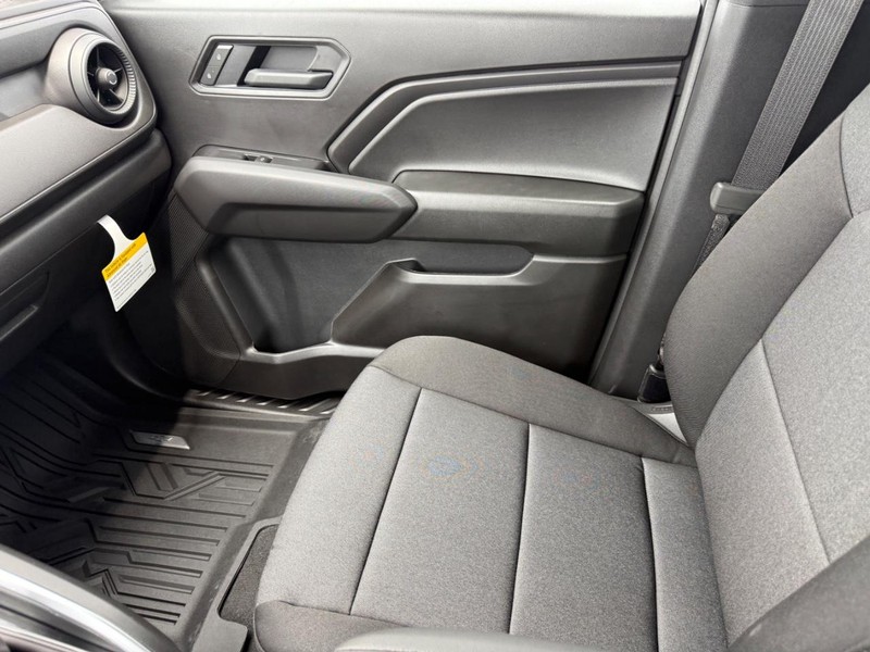 Chevrolet Colorado Vehicle Full-screen Gallery Image 15