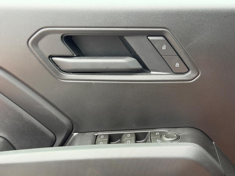 Chevrolet Colorado Vehicle Full-screen Gallery Image 16