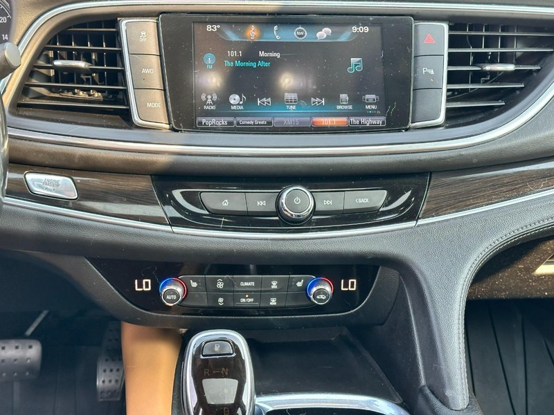 Buick Enclave Vehicle Full-screen Gallery Image 15