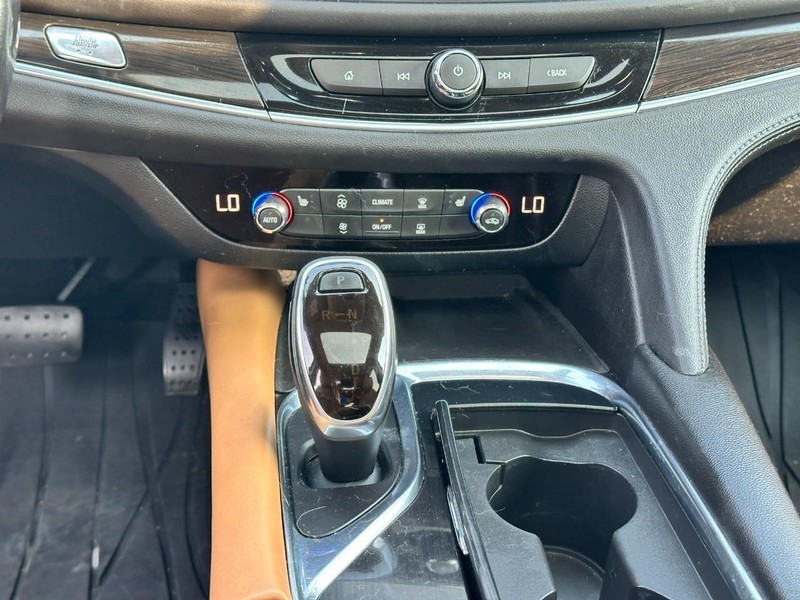 Buick Enclave Vehicle Full-screen Gallery Image 16