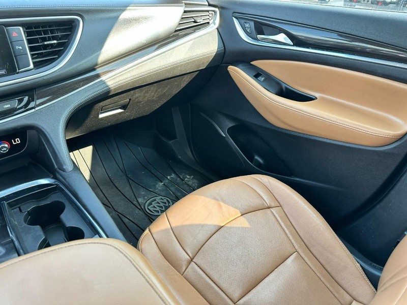 Buick Enclave Vehicle Full-screen Gallery Image 17