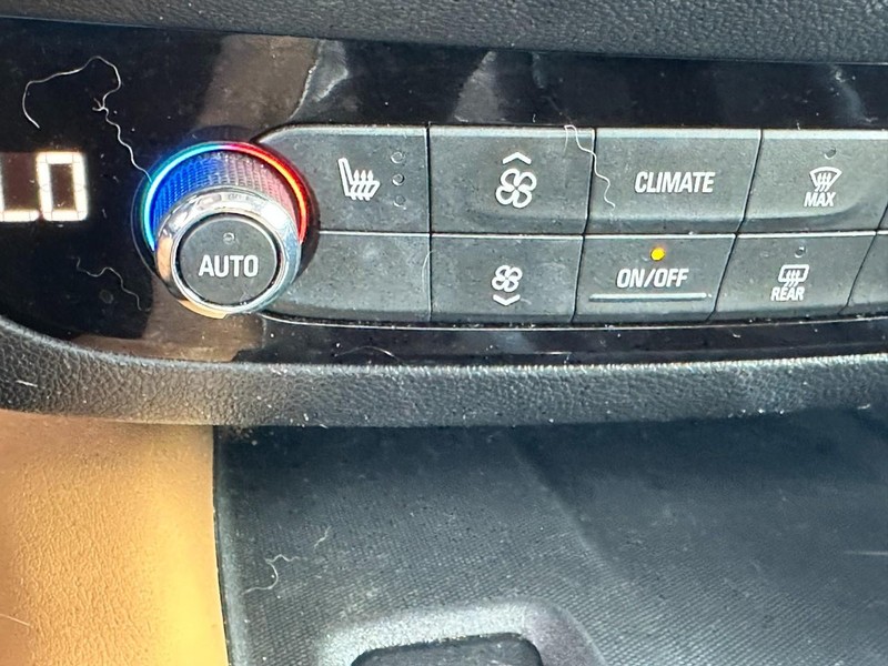 Buick Enclave Vehicle Full-screen Gallery Image 25