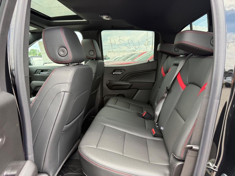 Chevrolet Colorado Vehicle Full-screen Gallery Image 5