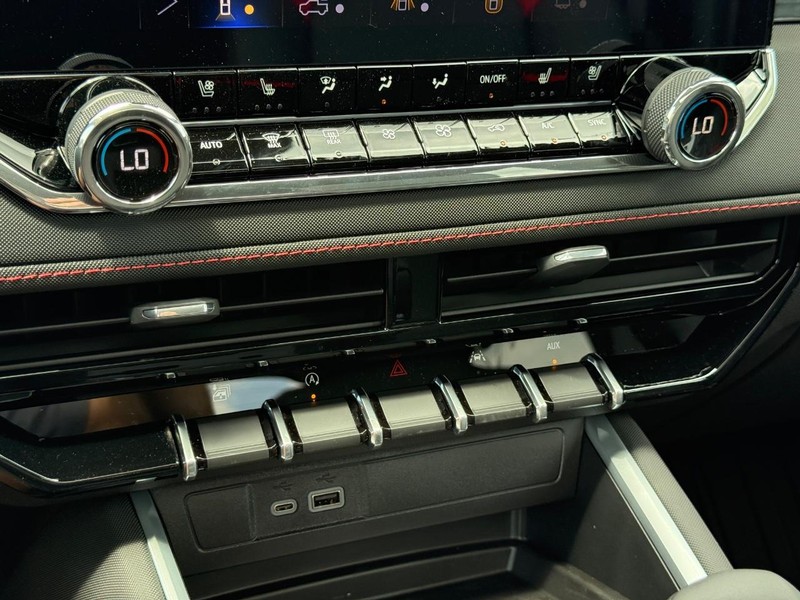 Chevrolet Colorado Vehicle Full-screen Gallery Image 14