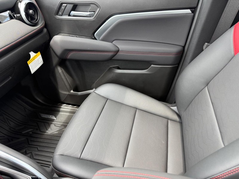 Chevrolet Colorado Vehicle Full-screen Gallery Image 16