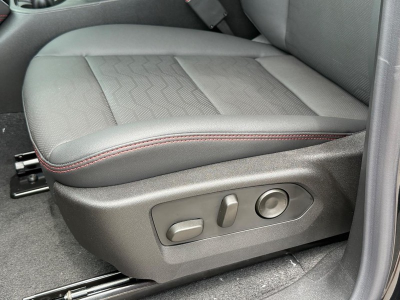 Chevrolet Colorado Vehicle Full-screen Gallery Image 19