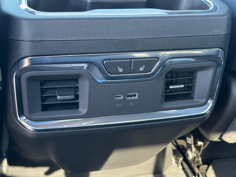 Chevrolet Silverado 3500HD Vehicle Full-screen Gallery Image 7