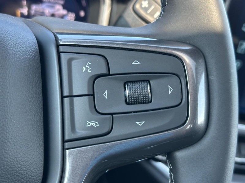 Chevrolet Silverado 3500HD Vehicle Full-screen Gallery Image 11