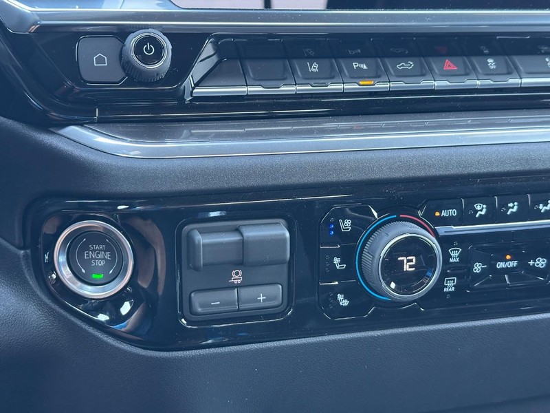 Chevrolet Silverado 3500HD Vehicle Full-screen Gallery Image 14