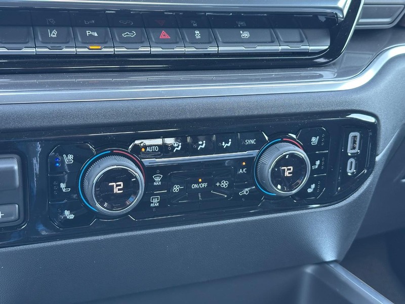 Chevrolet Silverado 3500HD Vehicle Full-screen Gallery Image 15